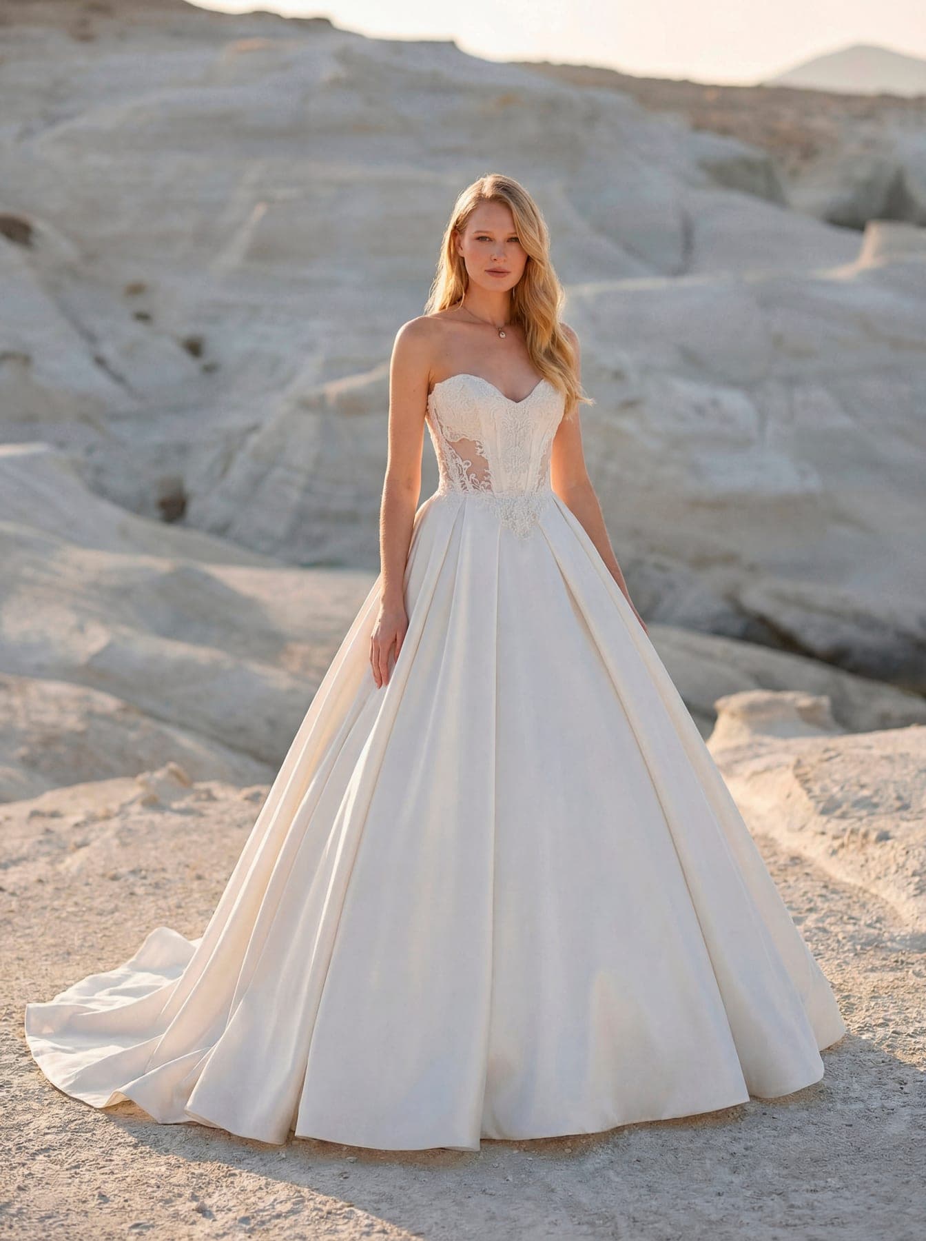 Abito da sposa con velo, collezione Atelier Genola